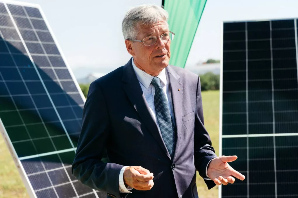 Symbolfoto zu einem Beitrag von 5min.at: Landeshauptmann Peter Kaiser vor einer Photovoltaikanlage