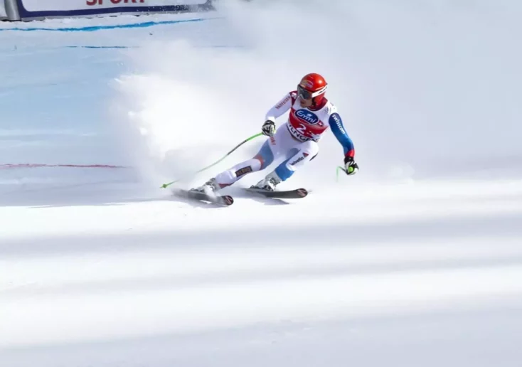 Symbolfoto zu einem Beitrag von 5min.at: Ein Skifahrer fährt eine Piste hinunter