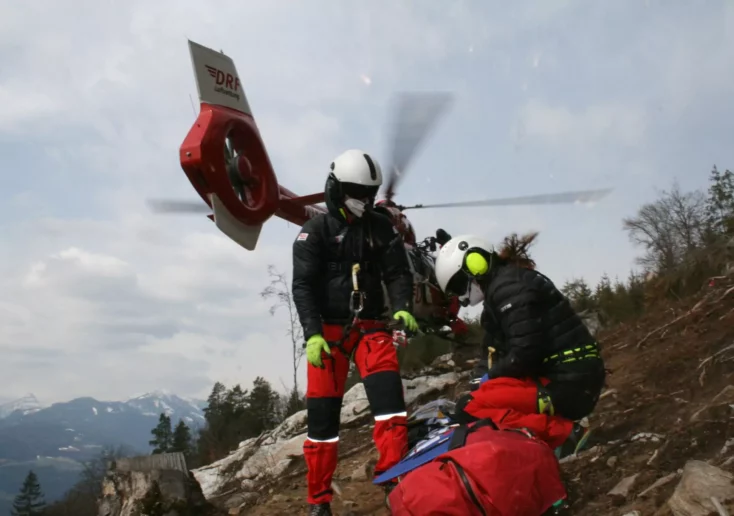 Symbolfoto von 5min.at: Die Besatzung des Hubschraubers kümmert sich um eine Person