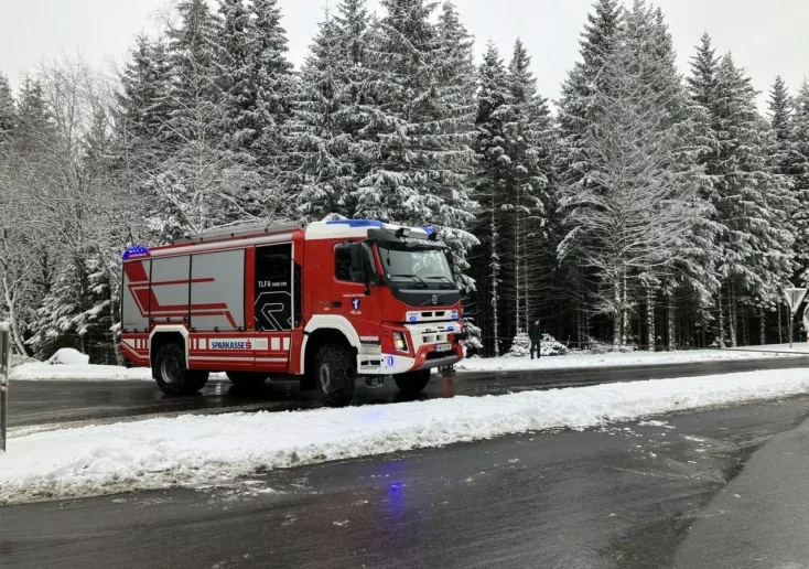Symbolfoto zu einem Beitrag von 5min.at: Ein Feuerwehrauto im Winter im Einsatz