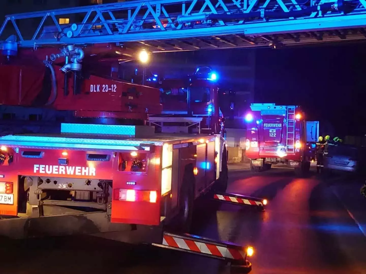 Symbolfoto zu einem Beitrag von 5min.at: Feuerwehren im Einsatz bei Nacht
