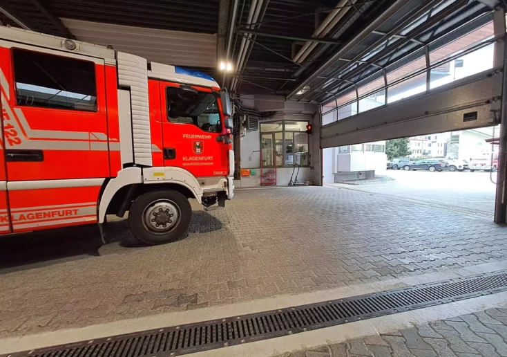 Symbolfoto zu einem Beitrag von 5min.at: Eine Klagenfurter Feuerwehr fährt aus der Feuerwache hinaus