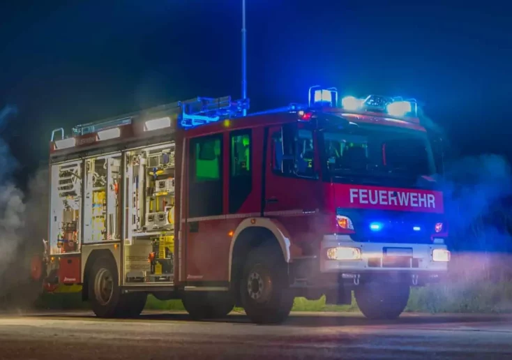 Symbolfoto zu einem Beitrag von 5min.at: Ein Feuerwehrauto bei Nacht