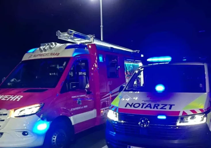 Symbolfoto zu einem Beitrag von 5min.at: Steirische Feuerwehr und Notarzt nachts im Einsatz