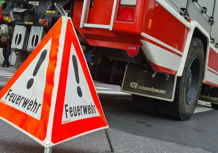 Symbolfoto zu einem Beitrag von 5min.at: Ein Schild mit dem Schriftlaut Feuerwehr