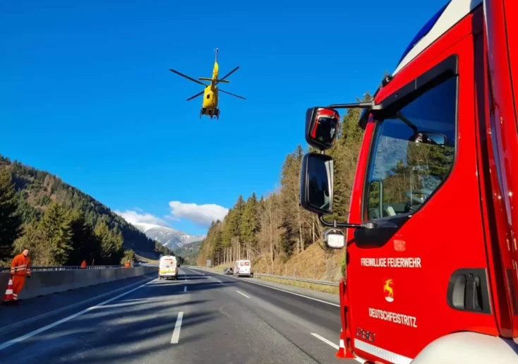 Symbolfoto zu einem Beitrag von 5min.at: Rettung, Feuerwehr und ein Hubschrauber befinden sich im Einsatz