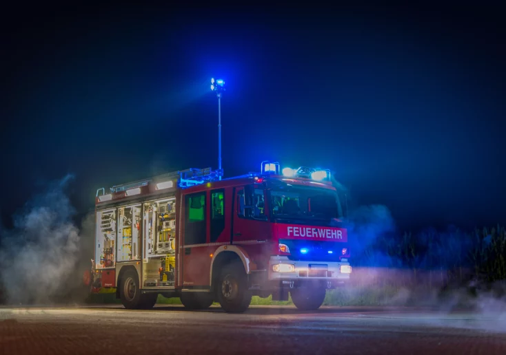 Symbolfoto von 5min.at: Feuerwehrauto bei Nacht.