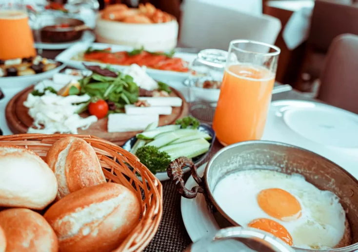 Foto zu einem Beitrag von 5min.at: Frühstück mit Ei, Semmel und Saft.