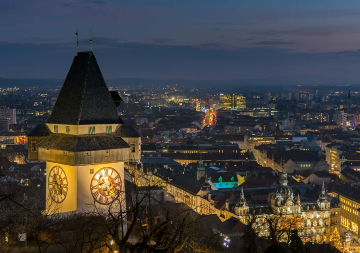 Symbolfoto von 5min.at: Grazer Uhrturm bei Nacht.