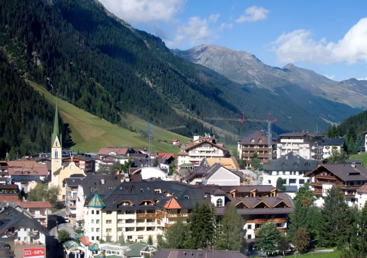 Symbolfoto von 5min.at: Ortschaft in den Alpen.