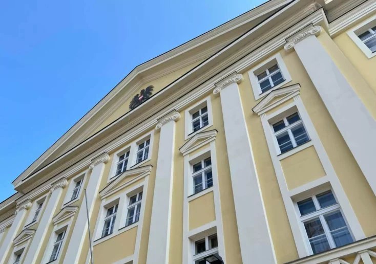 Foto zu einem Beitrag von 5min.at: Das Landesgericht in Klagenfurt von außen.