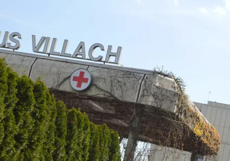Symbolfoto zu einem Beitrag von 5min.at: Der Eingang des Landeskrankenhaus Villach.