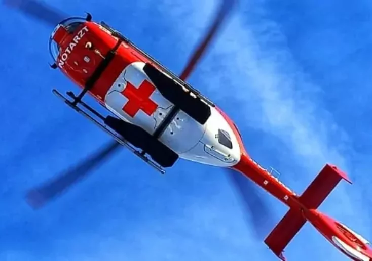 Symbolfoto von 5min.at: Ein Rettungshubschrauber am Himmel im Einsatz