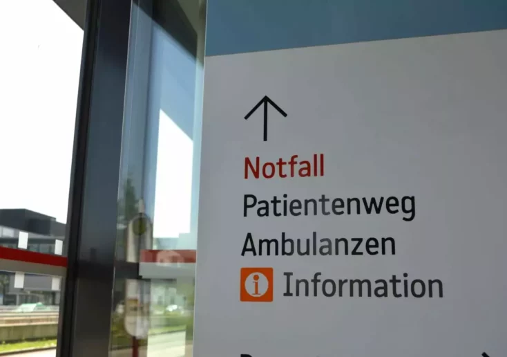 Symbolfoto zu einem Beitrag von 5min.at: Der Eingang des Landeskrankenhauses in Klagenfurt in Kärnten.