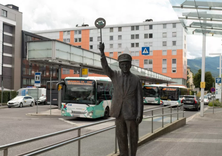 Symbolfoto zu einem Beitrag von 5min.at: Eine Statue vor dem Villacher Hauptbahnhof
