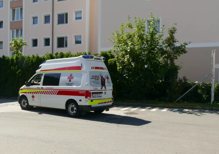 Symbolfoto zu einem Beitrag von 5min.at: Ein Rettungswagen des Roten Kreuzes
