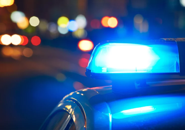 Symbolfoto von 5min.at: Polizeiauto bei Nacht mit Blaulicht.