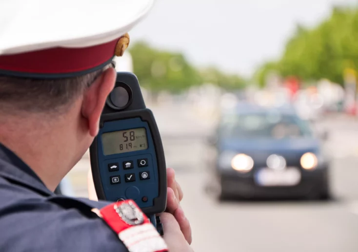 Symbolfoto zu einem Beitrag von 5min.at: Die Polizei misst die Geschwindigkeit von Verkehrsteilnehmer.