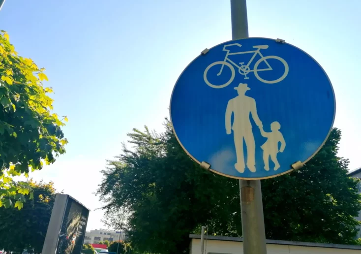 Foto zu einem Beitrag von 5min.at: Schild weist auf einen Radweg und Fußgängerweg hin.