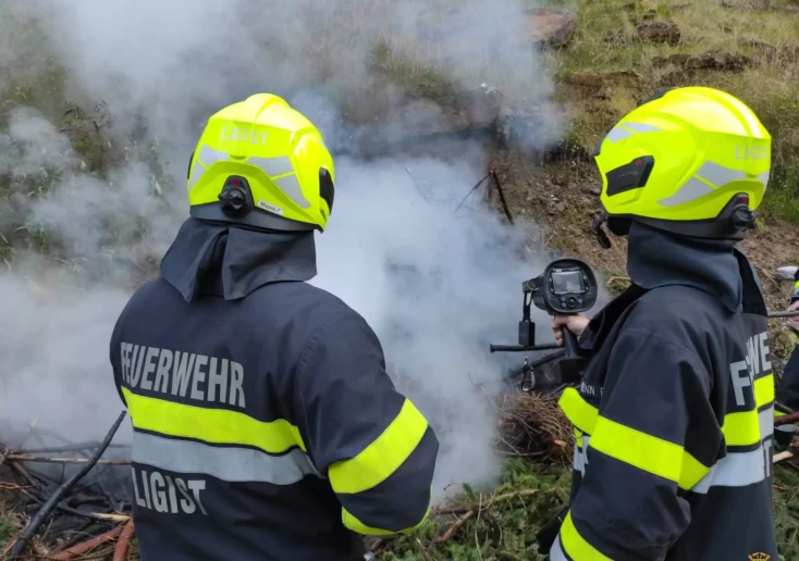 Symbolfoto zu einem Beitrag von 5min.at: Steirische Floriani löschen einen Heckenbrand