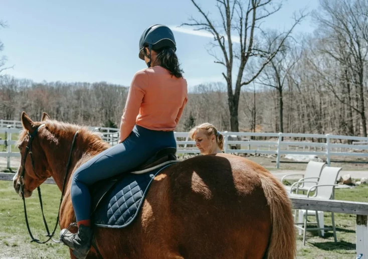 Symbolfoto von 5min.at: Ein Mädchen auf einem Pferd beim Reiten