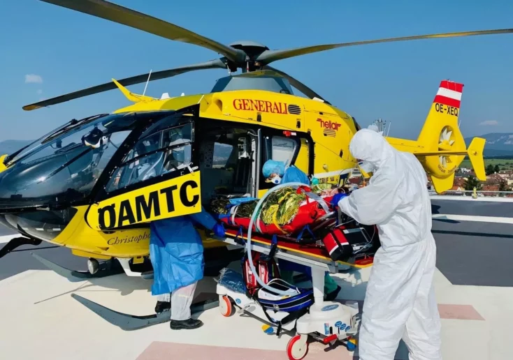 Symbolfoto von 5min.at: Ein Patient wird in den Hubschrauber gebracht