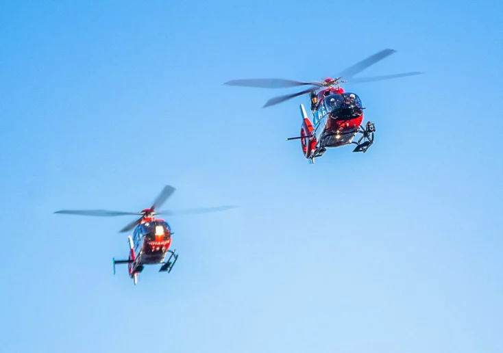 Symbolfoto von 5min.at: Zwei Rettungshubschrauber am Himmel im Einsatz