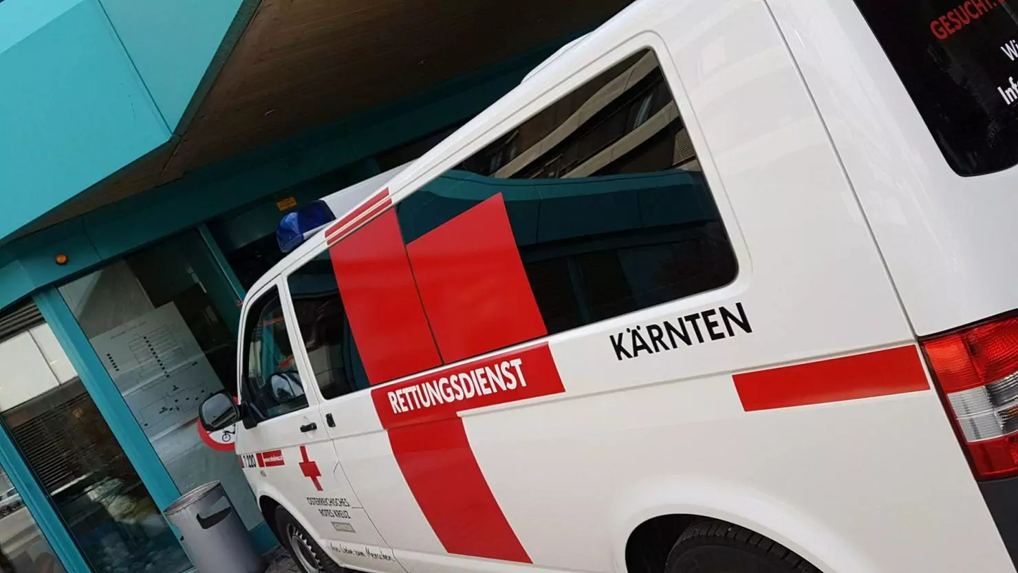 Symbolfoto von 5min.at: Ein Rettungswagen im Einsatz