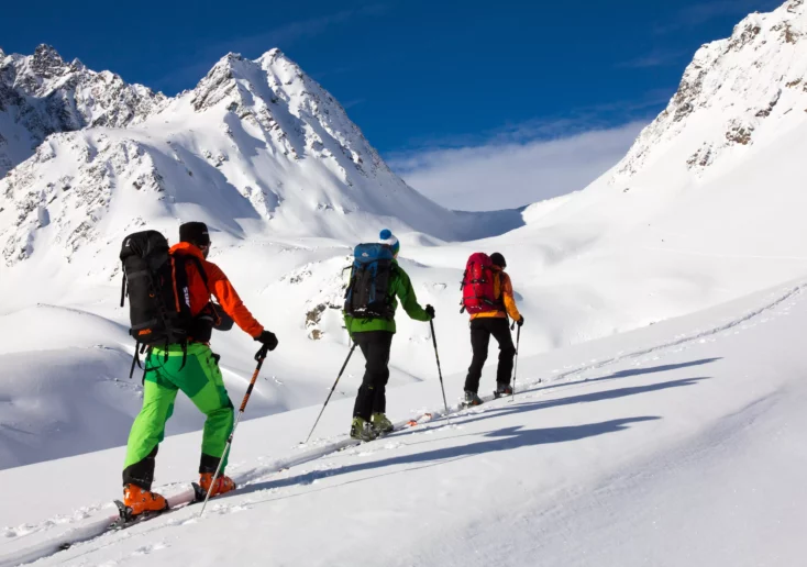 Symbolfoto von 5min.at: Drei Personen auf einer Skitour in den Bergen.