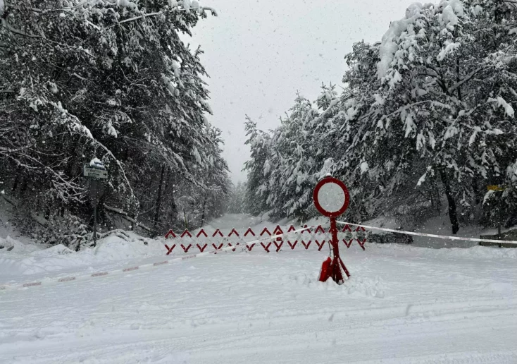 Symbolfoto von 5min.at: Eine Straße in Kärnten ist im Winter für den Verkehr gesperrt