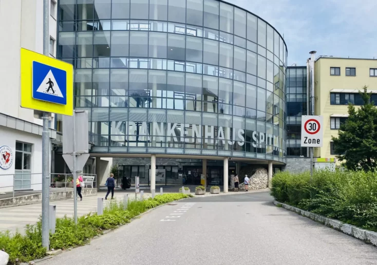 Symbolfoto zu einem Beitrag von 5min.at: Der Eingang des Krankenhaus Spittal an der Drau in Kärnten.