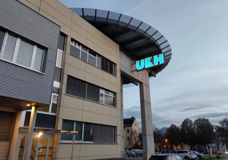 Symbolfoto zu einem Beitrag von 5min.at: Der Eingang des UKH in Klagenfurt in Kärnten.