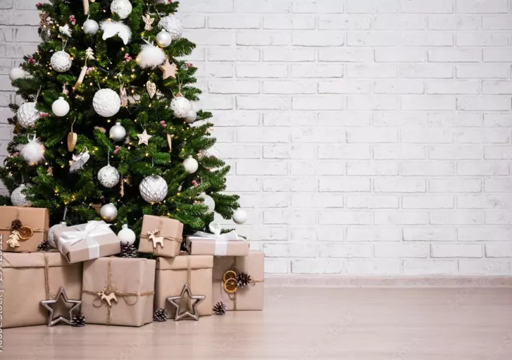 Symbolfoto von 5min.at: Geschenke unter einem Weihnachtsbaum.