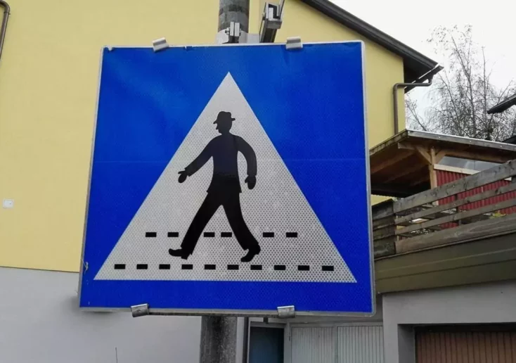 Foto zu einem Beitrag von 5min.at: Schild weist auf einen Fußgänger-Zebrastreifen hin.