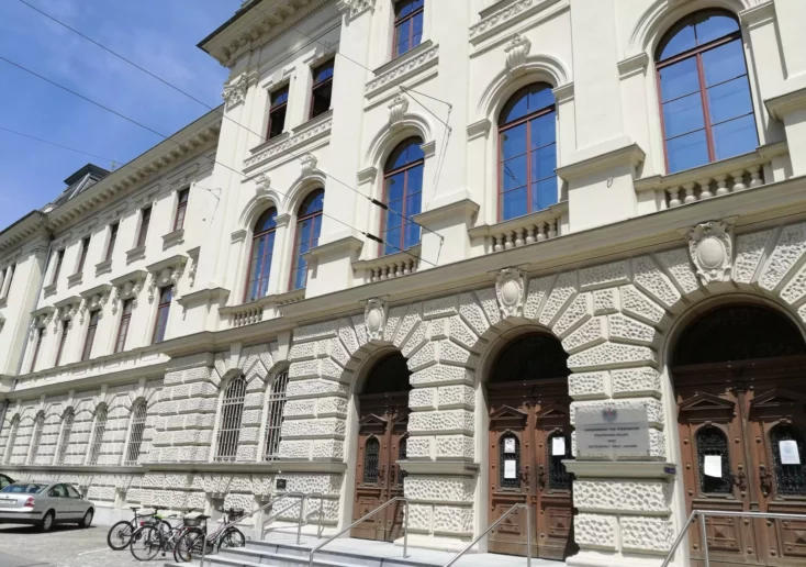 Symbolfoto zu einem Beitrag von 5min.at: Der Eingangsbereich des Landesgerichts in Graz