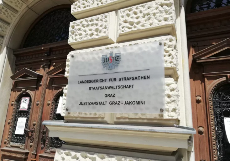Symbolfoto zu einem Beitrag von 5min.at: Ein Schild vor dem Landesgericht Graz