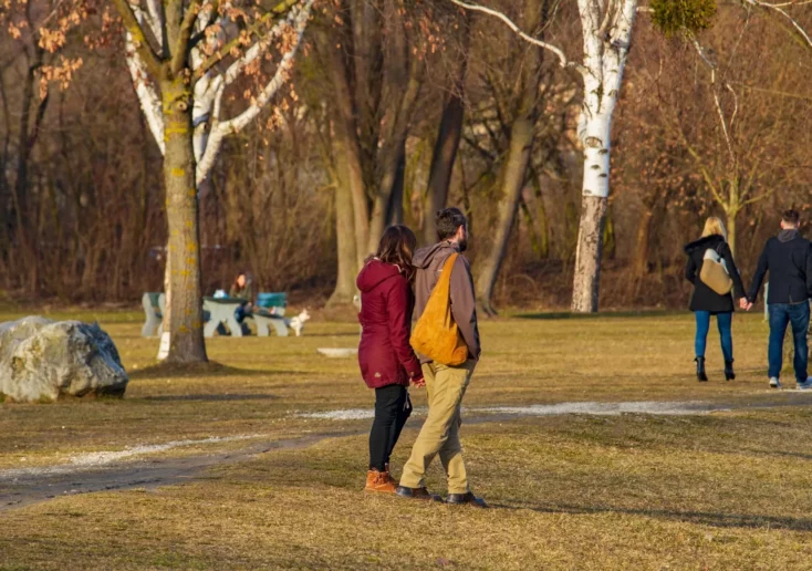 Symbolfoto zu einem Beitrag von 5min.at: Ein Pärchen spaziert in einem Park