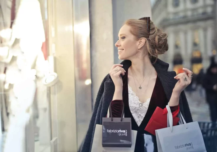 Symbolfoto zu einem Beitrag von 5min.at: Eine Frau mit mehreren Einkaufstaschen beim Shopping