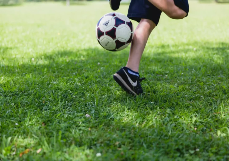 Symbolfoto zu einem Beitrag von 5min.at: Ein Kind spielt Fußball
