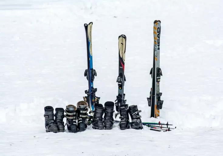 Symbolfoto zu einem Beitrag von 5min.at: Ski, Skistöcke und Skischuhe im Schnee