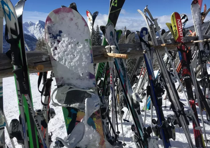 Symbolfoto zu einem Beitrag von 5min.at: Ski und Snowboards auf einem Skiständer