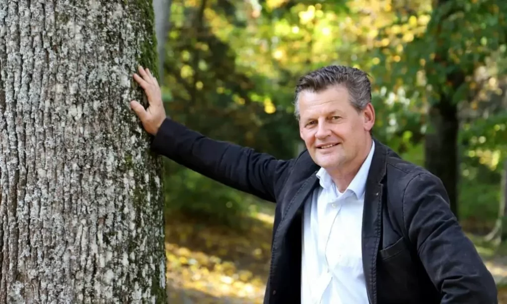 Symbolfoto zu einem Beitrag von 5min.at: Bürgermeister Christian Scheider von Klagenfurt in der Natur
