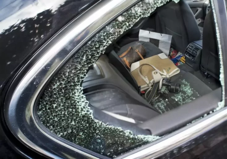 Symbolfoto von 5min.at: Dieb bricht über das Fenster in ein Auto ein.