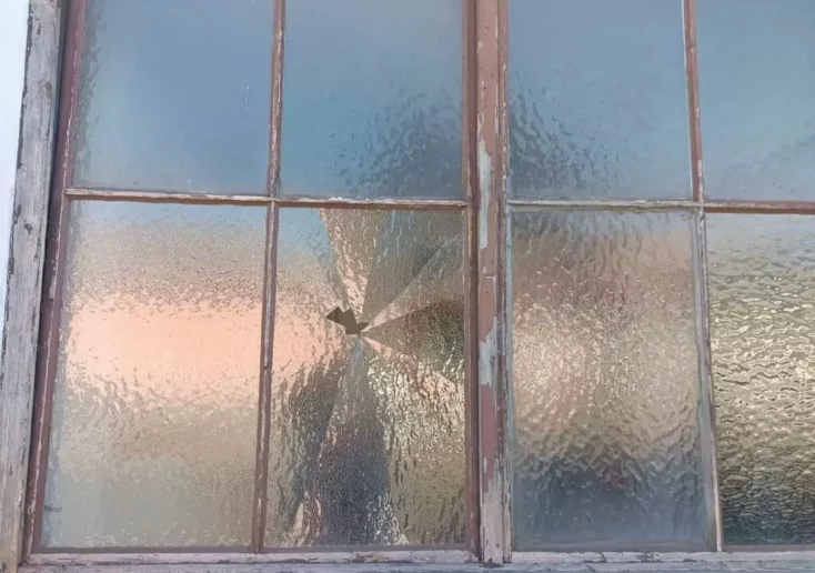 Symbolfoto von 5min.at: Fenster eines Gebäudes wurde eingeschlagen.