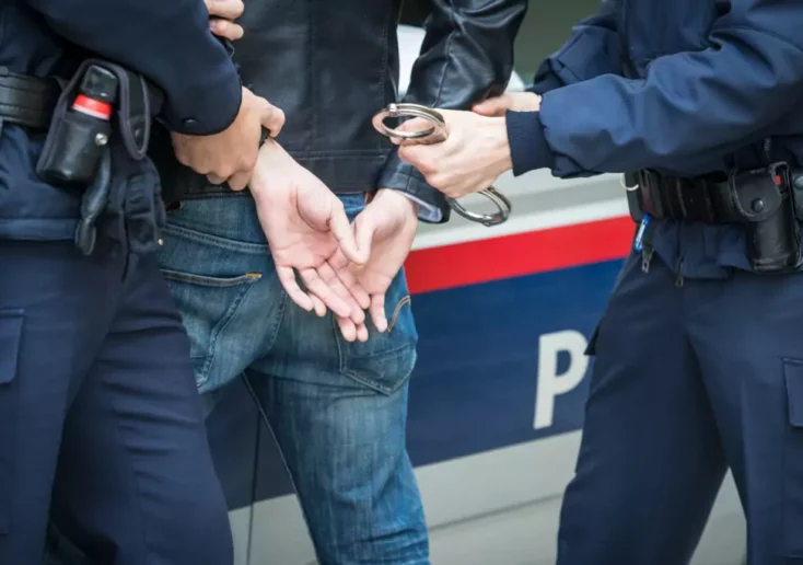 Symbolfoto von 5min.at: Polizei verhaftet einen Mann.