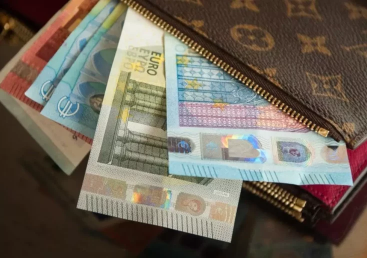 Symbolfoto von 5min.at: Geldscheine in einer Brieftasche.