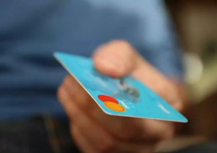 Symbolfoto von 5min.at: Bezahlen mit einer Kreditkarte.