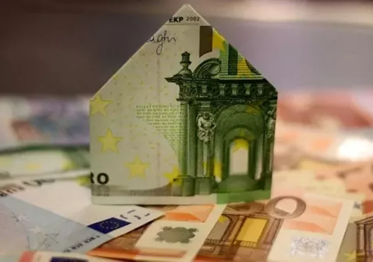 Symbolfoto von 5min.at: Haus, gefaltet aus einem 100-Euro-Geldschein.