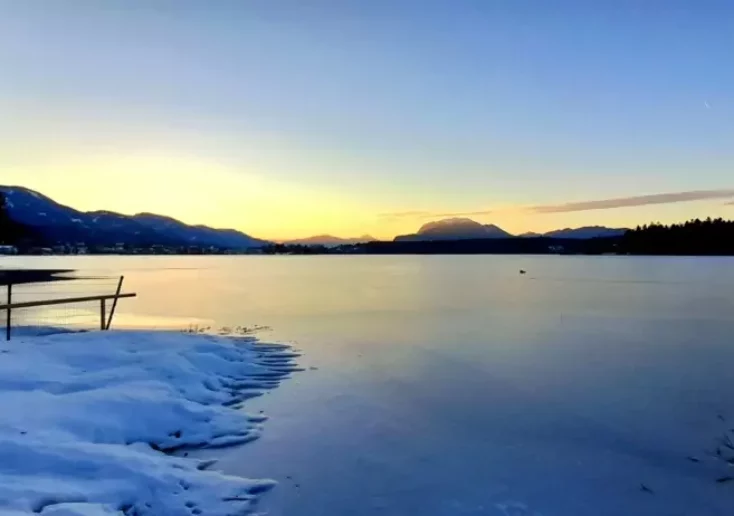 Symbolfoto von 5min.at: Sonnenuntergang am Faaker See im Winter