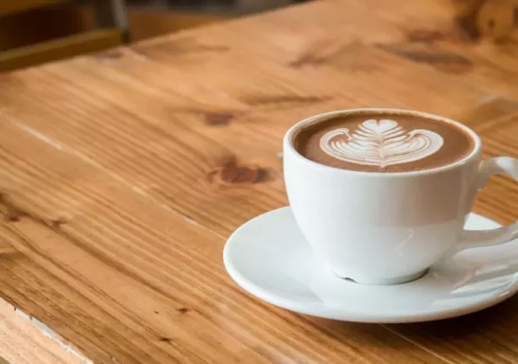 Symbolfoto von 5min.at: Tasse mit frischem Kaffe steht auf dem Tisch.